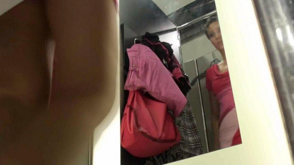За девушками в раздевалке шпионят - порно видео на укатлант.рф