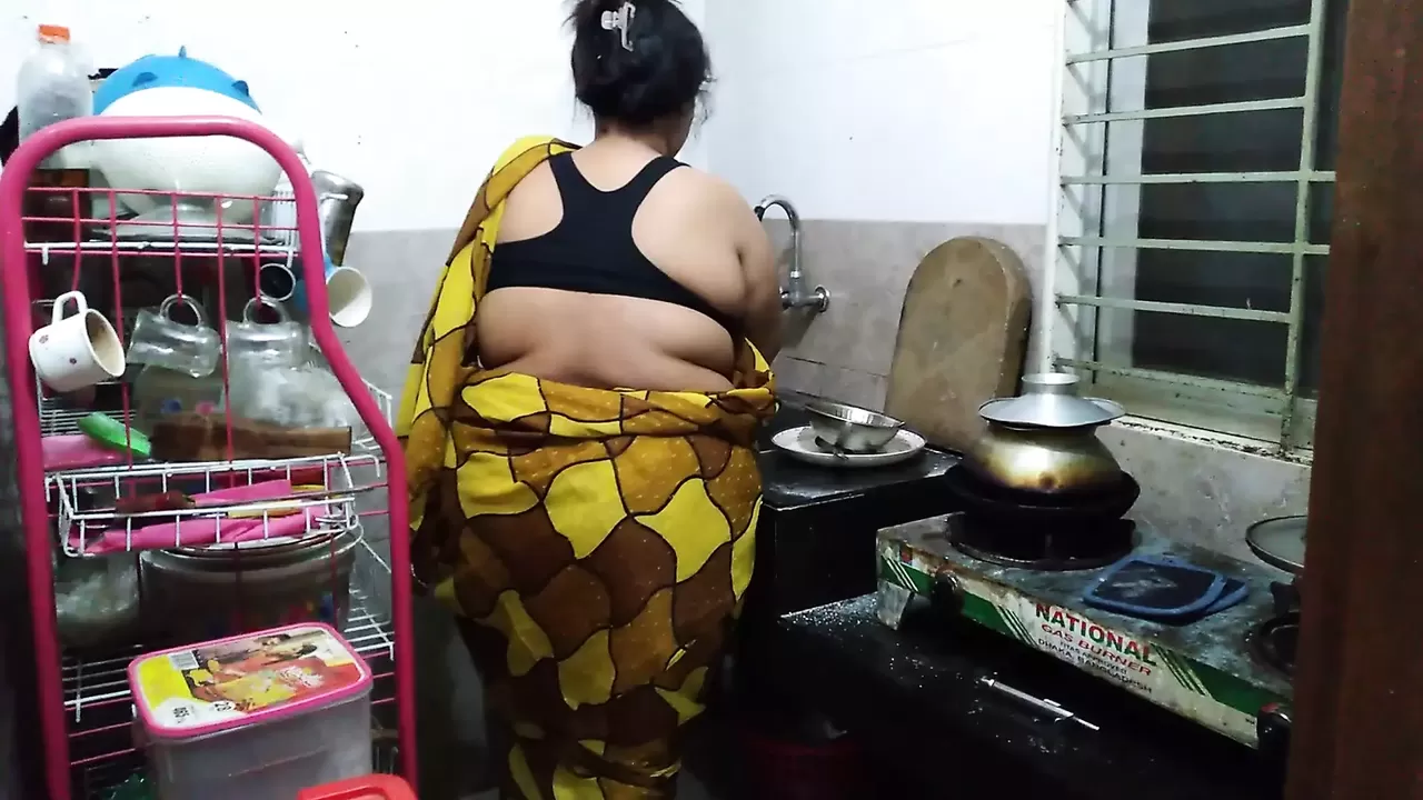 Kitchen Me Saree Pahana Desi Hot Aunty Ki Chudai - (55 Year Old Tamil Aunty  Fucks In The Kitchen) - порно видео