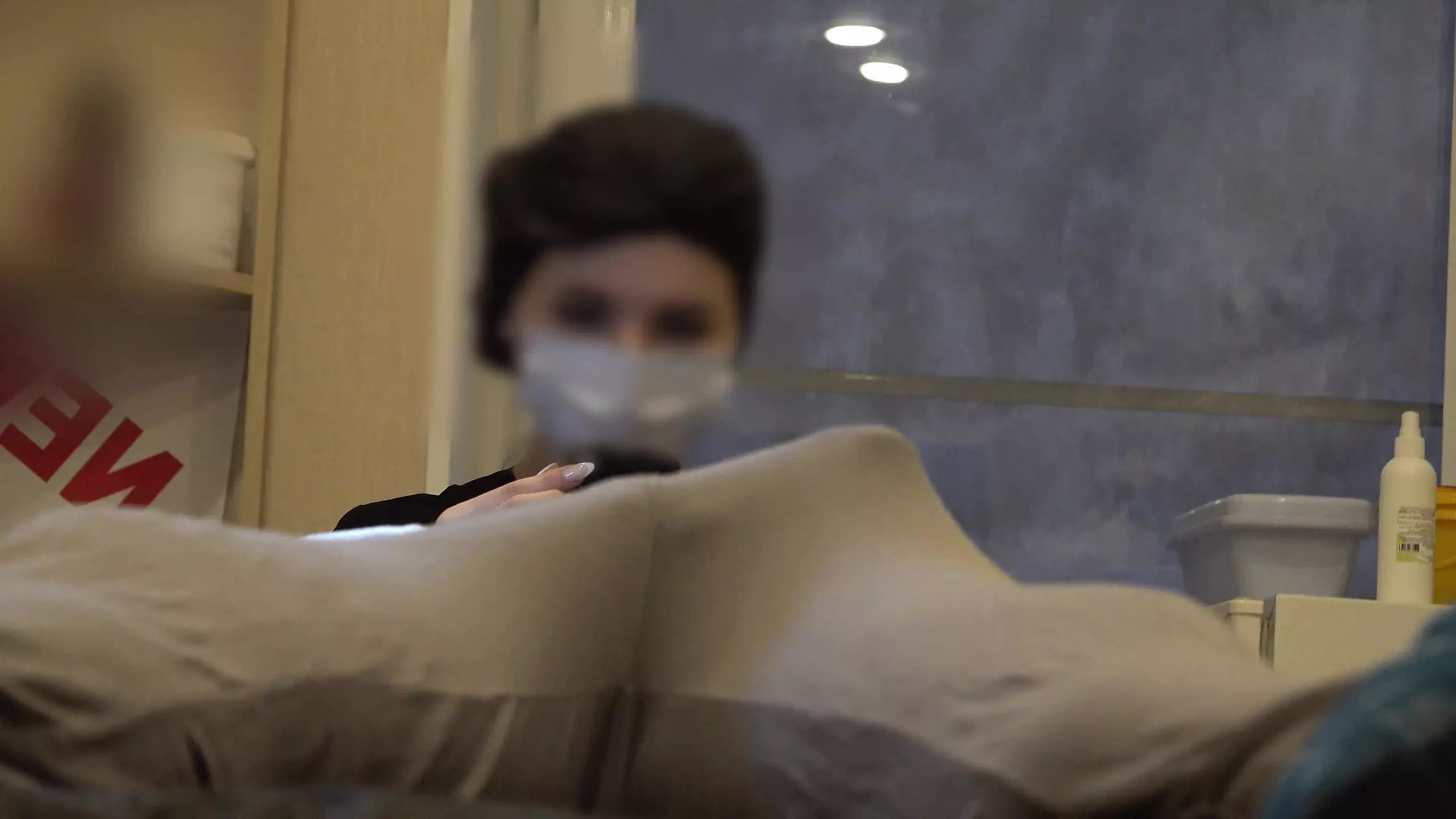 Bulge dick flash at a beautician appointment - порно видео