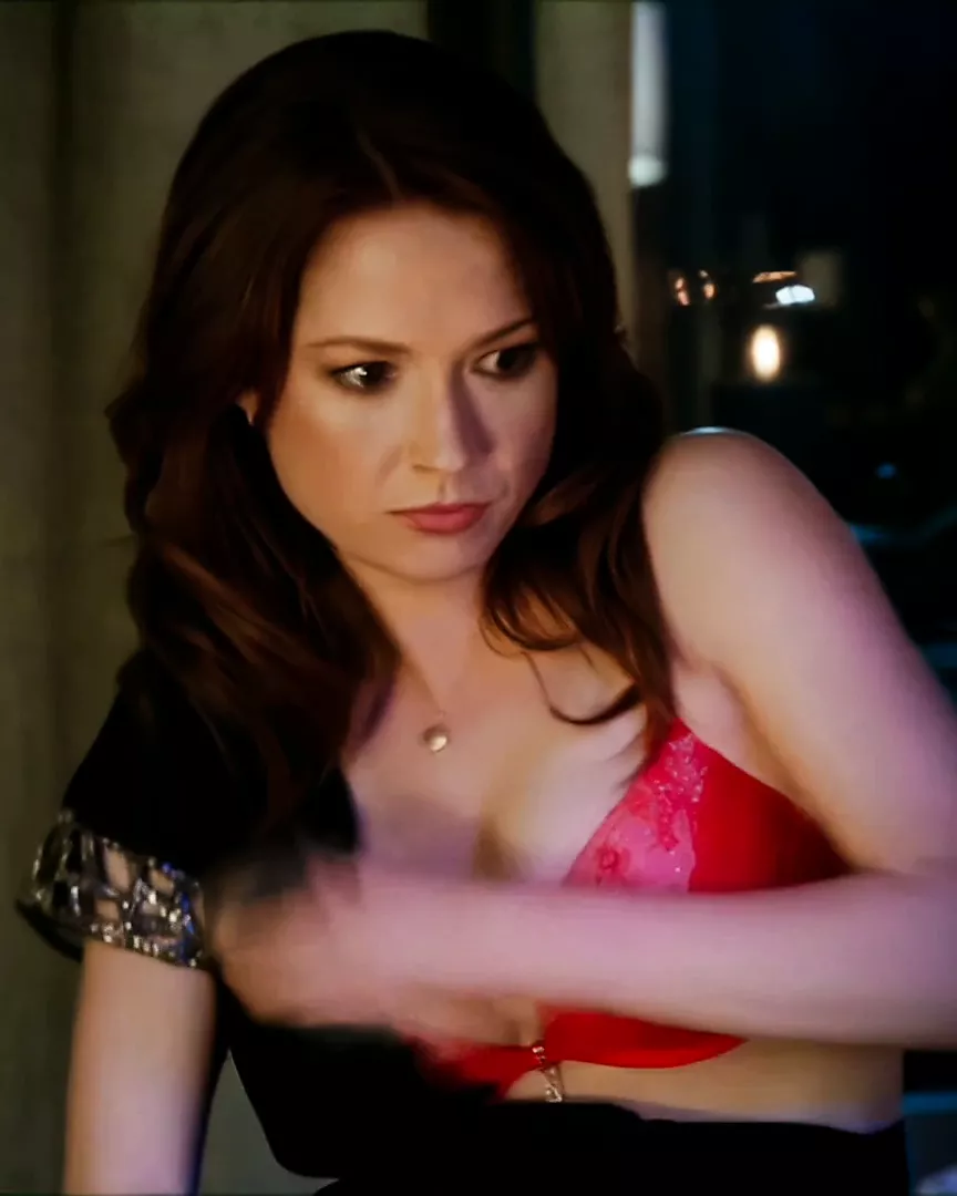 Ellie Kemper in bra - порно видео