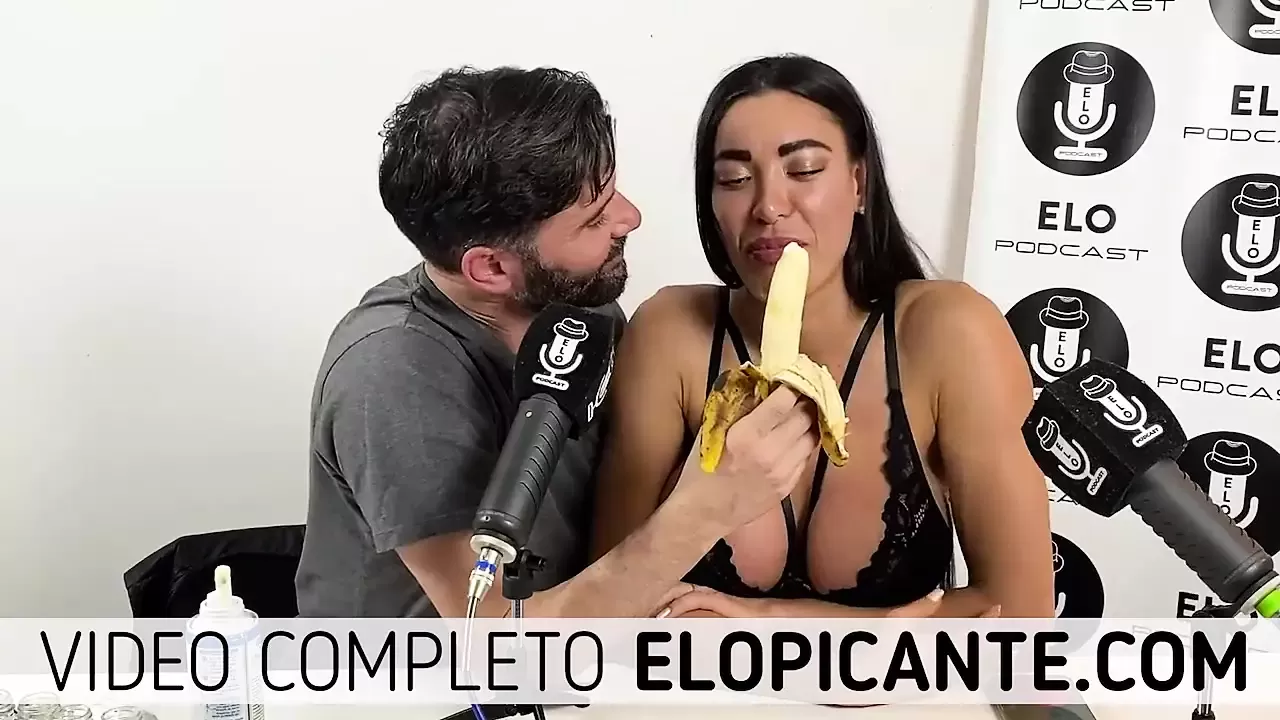 PAME POMBO JUGANDO CON LA CREMA EN EL CUARTO PICANTE - порно видео