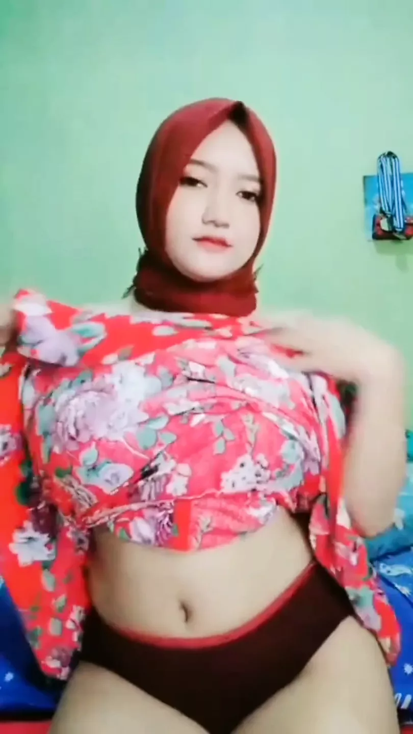 Tante jilbab bugil