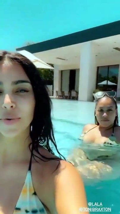 Kim Kardashian La La Anthony In Bikinis In The Pool порно видео 