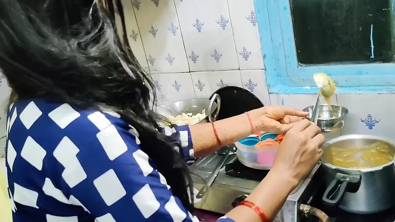 Indian bhabhi cooking in kitchen and fucking brother-in-law - порно видео