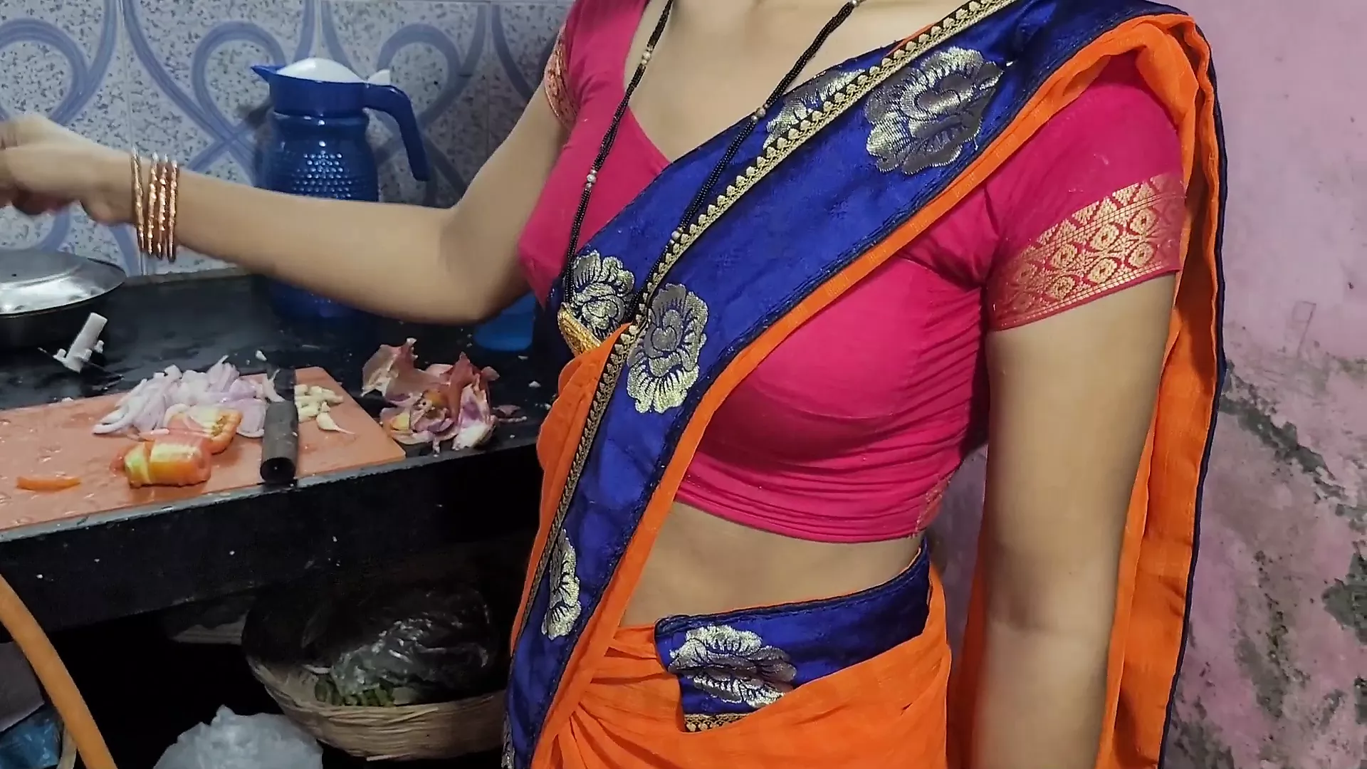 Desi bhabhi kitchen me khana bana rahi thi tabhi devar ne piche le bhabhi  ki - порно видео