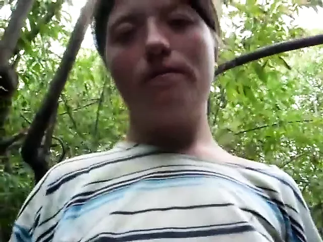 Homeless girl showing her pussy - порно видео