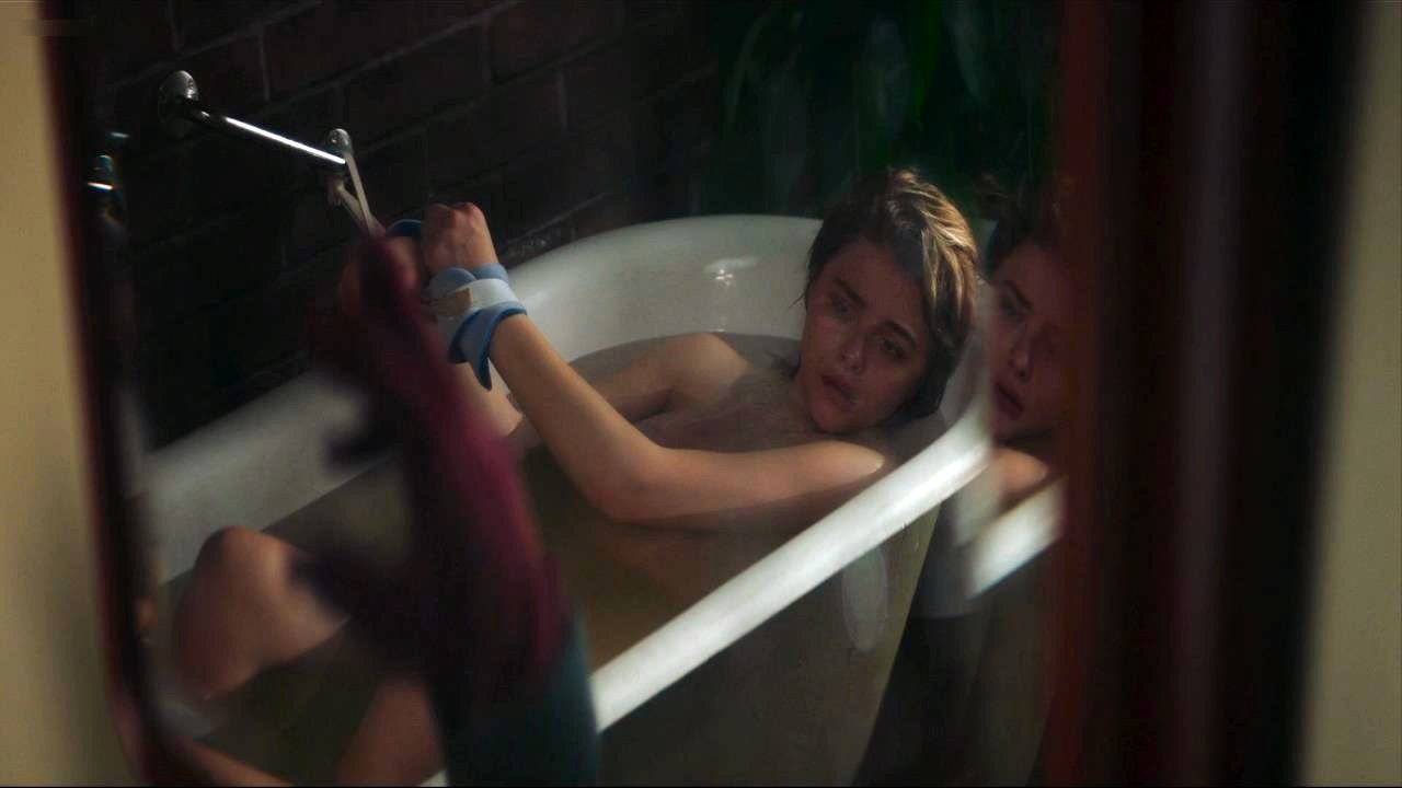 Chloe Grace Moretz, hot and nude, covered in bath - порно видео