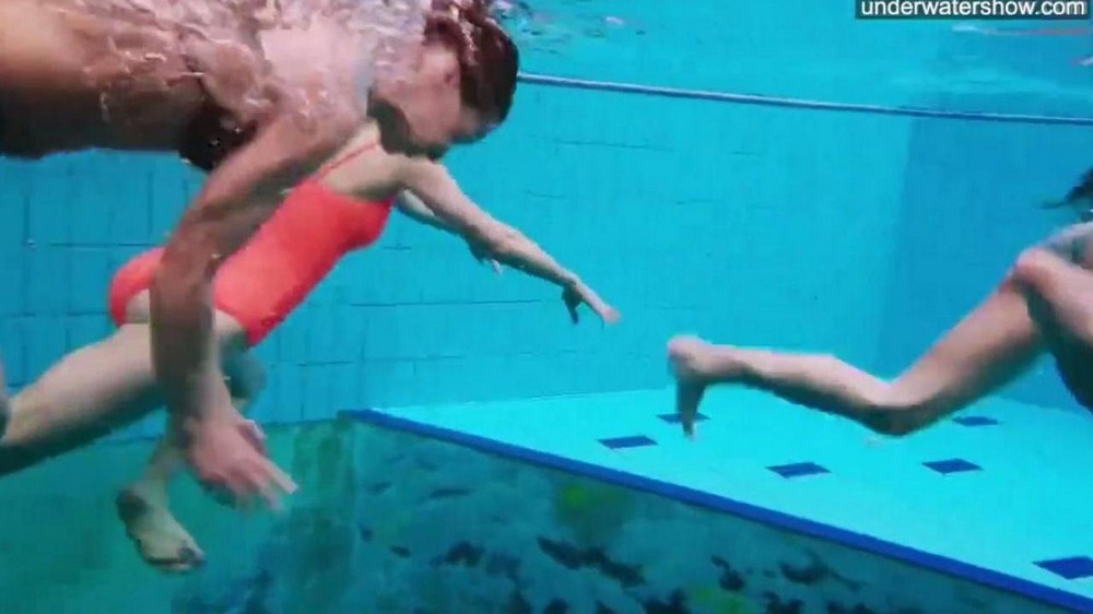 Любительское порно: Девушки голые купаются в бассейне
