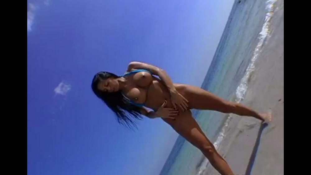 Бразильянка с огромной красивой жопой долбит член русского парня на пляже любительская порнуха