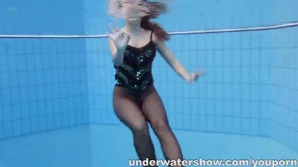 Голая девушка купается и показывает себя в бассейне